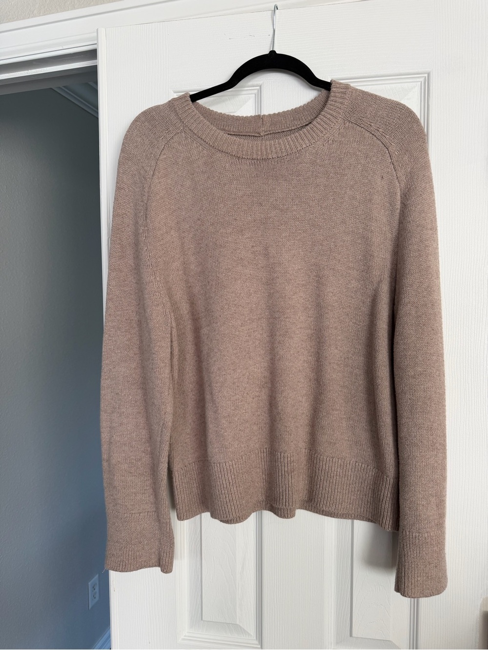 Abercrombie & Fitch Women's Scoop/Crewneck Sweater in Dusty Taupe